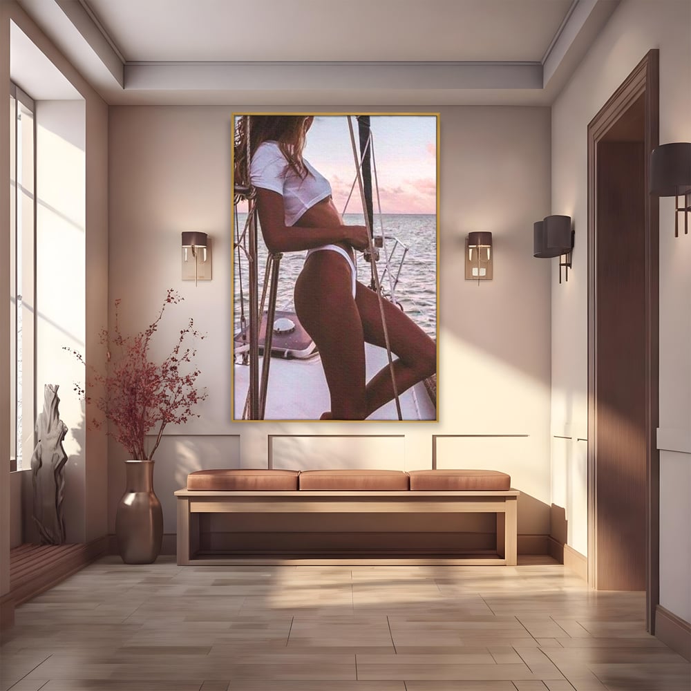 Tablou canvas cu tablou canvas cu femeie pe corabie, in rama de aluminiu auriu